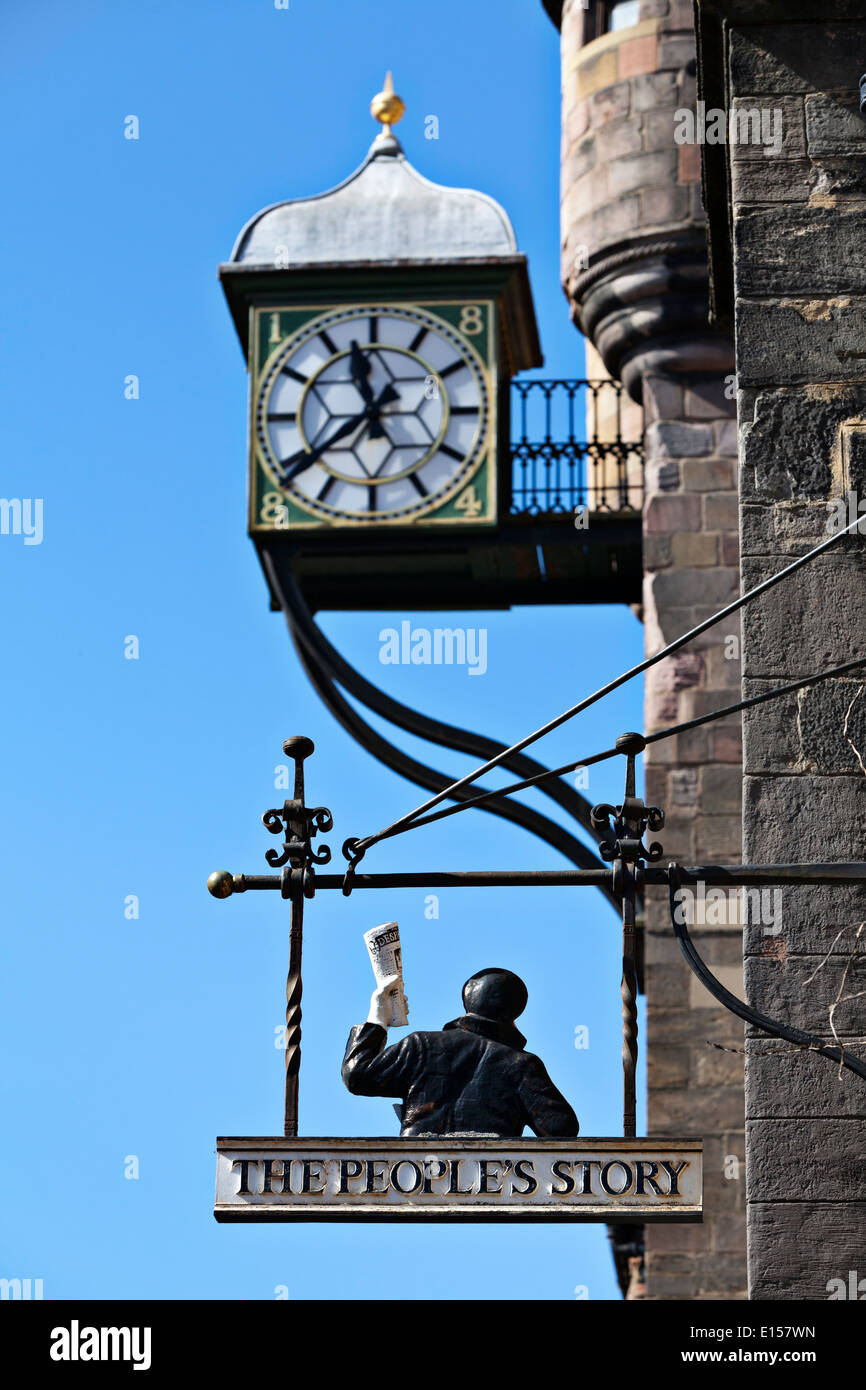 Il Tolbooth Orologio e segno per il popolo della storia museo sul Royal Mile di Edimburgo Foto Stock