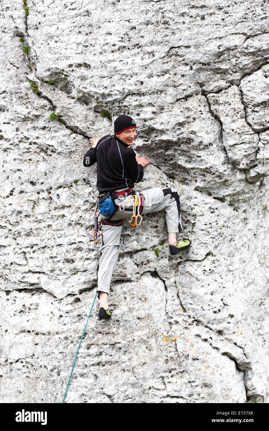 L'uomo naturale di arrampicata parete rocciosa. Foto Stock