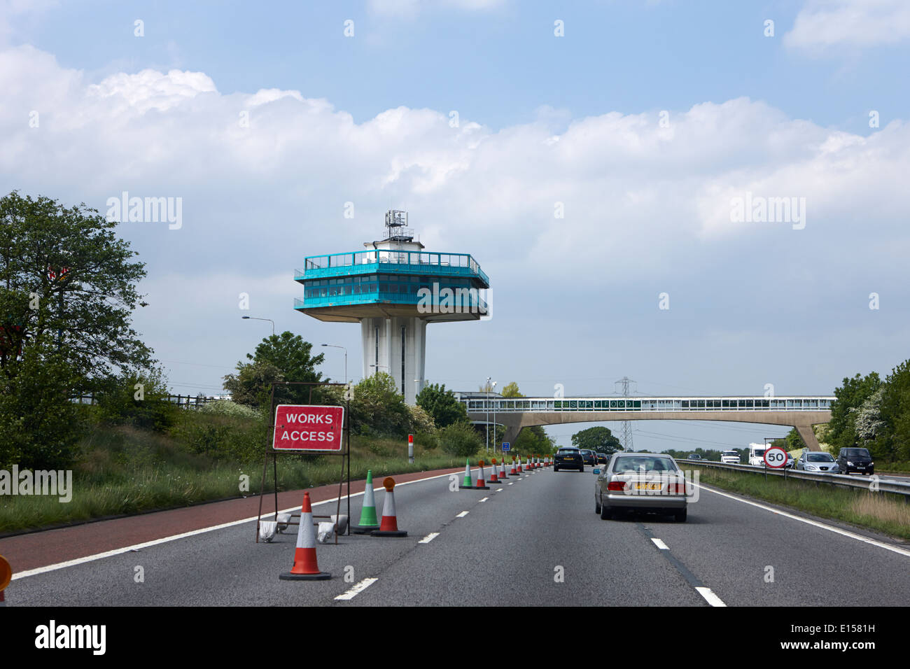 Roadworks corsia chiusa e pennine torre di lancaster forton servizi autostrada M6, LANCASHIRE REGNO UNITO Foto Stock