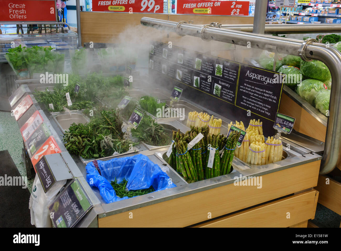 Supermercato cibo marketing - dispositivo di appannamento e chiller per adparagus fresca in un Morrisons Supermercato UK Foto Stock
