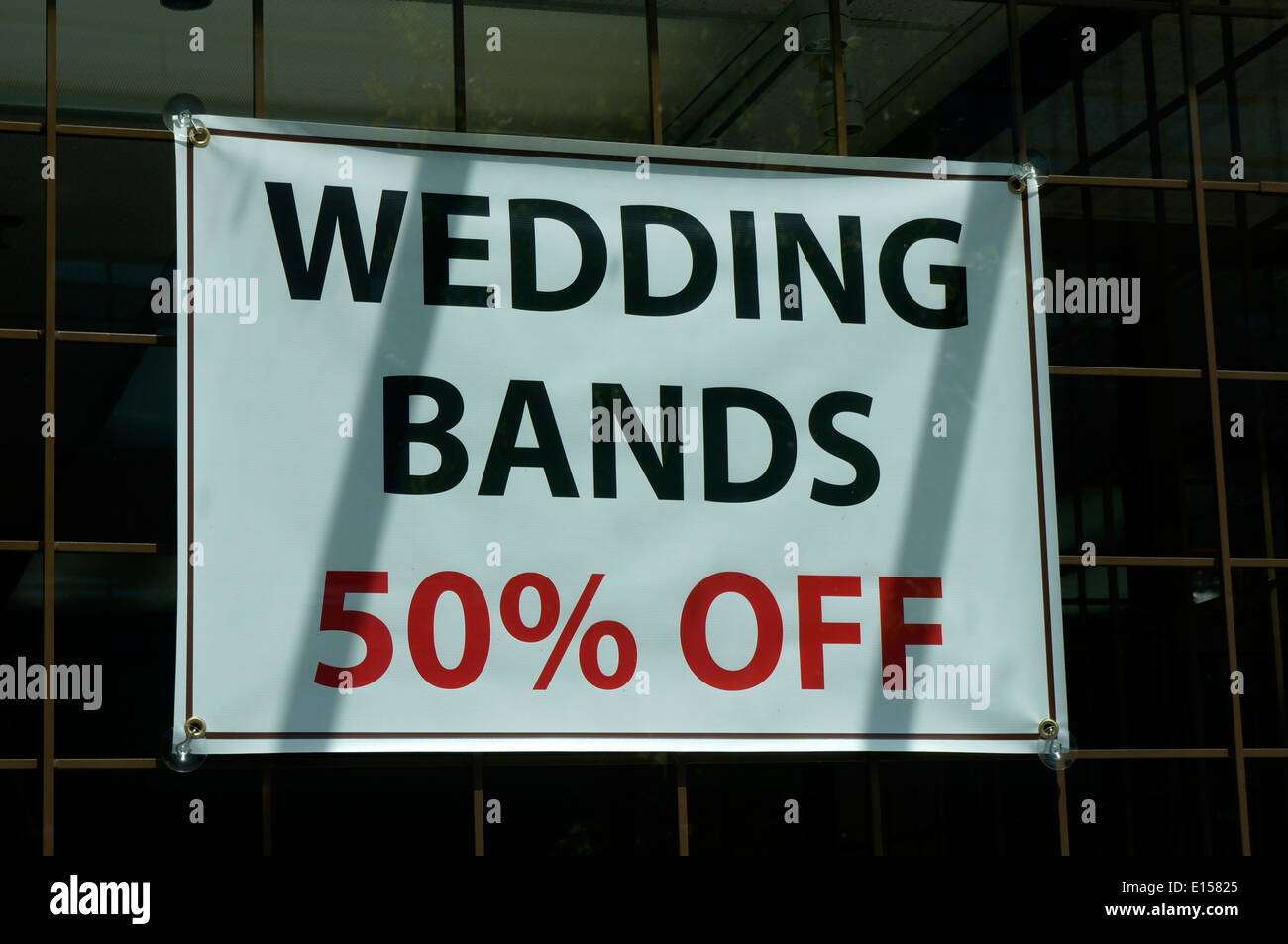 Wedding Bands segno nella vetrina di un negozio Gioielli Foto Stock