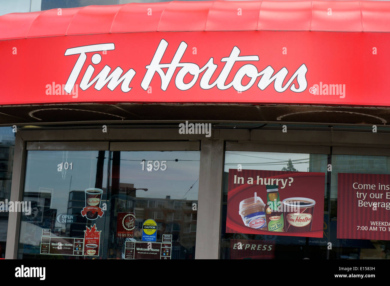 Tim Hortons caffetteria e ristorante sign in Vancouver, BC, Canada Foto Stock