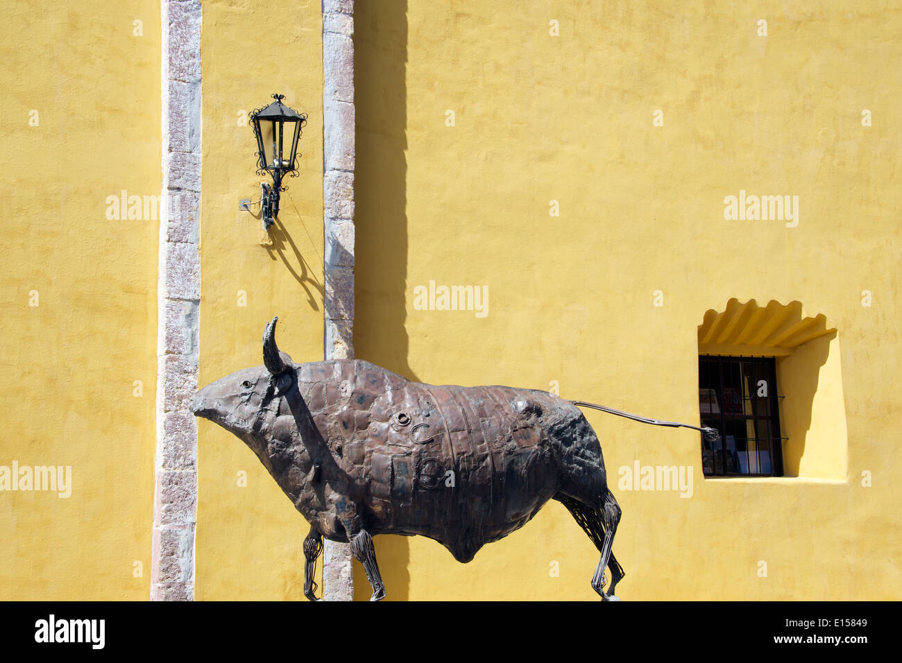 La scultura in bronzo di un toro al di fuori della scuola di Belle Arti di San Miguel De Allende Messico Foto Stock