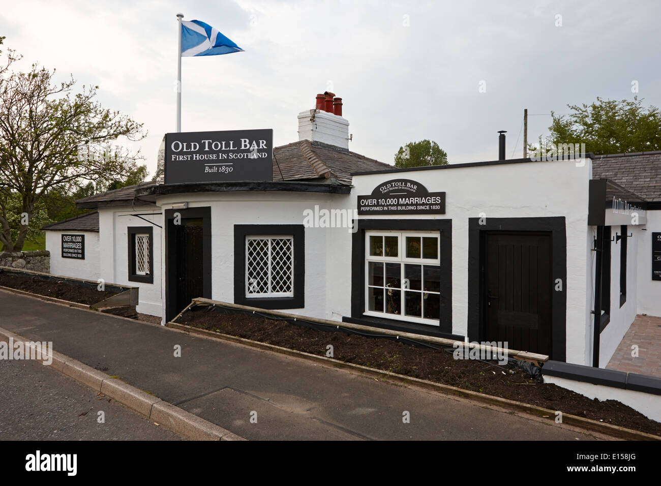 Il vecchio toll bar prima e ultima casa in Scozia sul confine Inghilterra Foto Stock