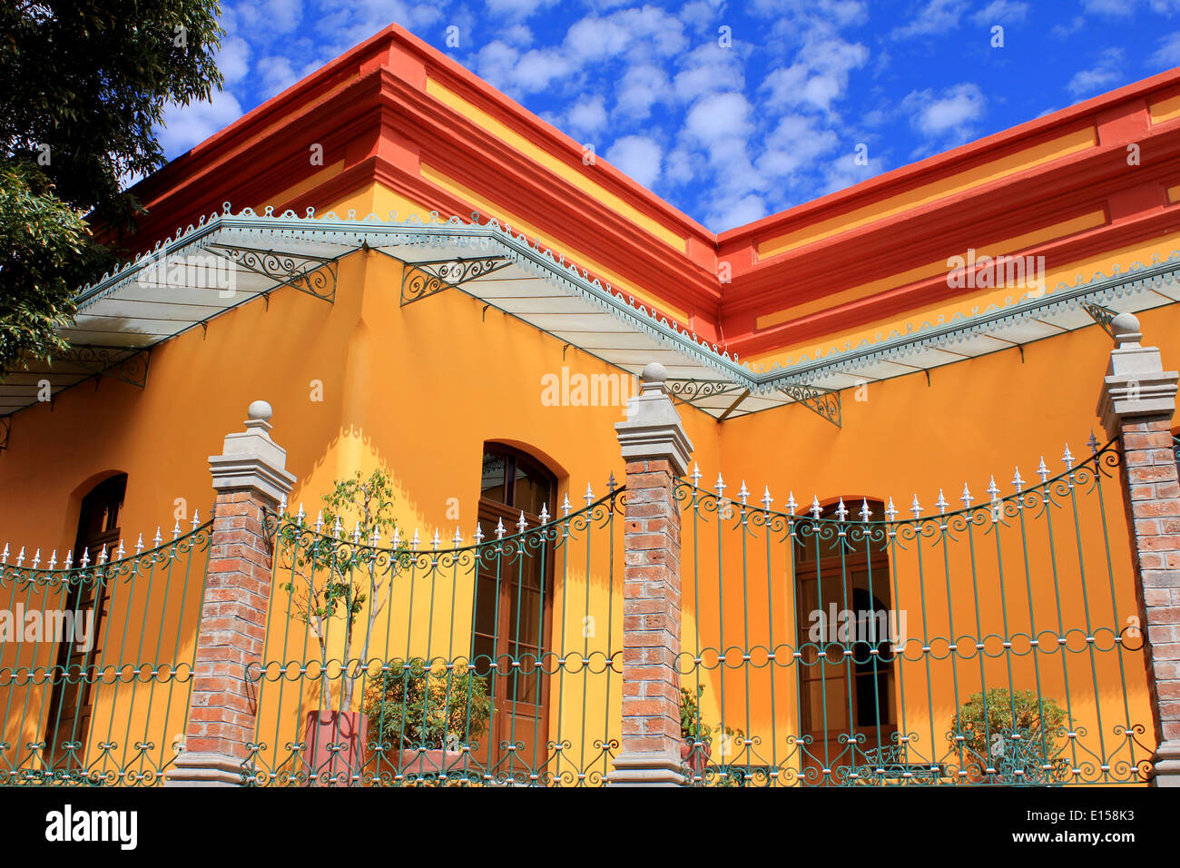 Edificio giallo (libreria messicano di giri) in San Angelo, Città del Messico Foto Stock