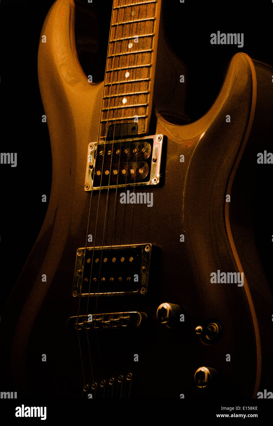 An alto contrasto immagine di una chitarra con un bagliore dorato Foto Stock