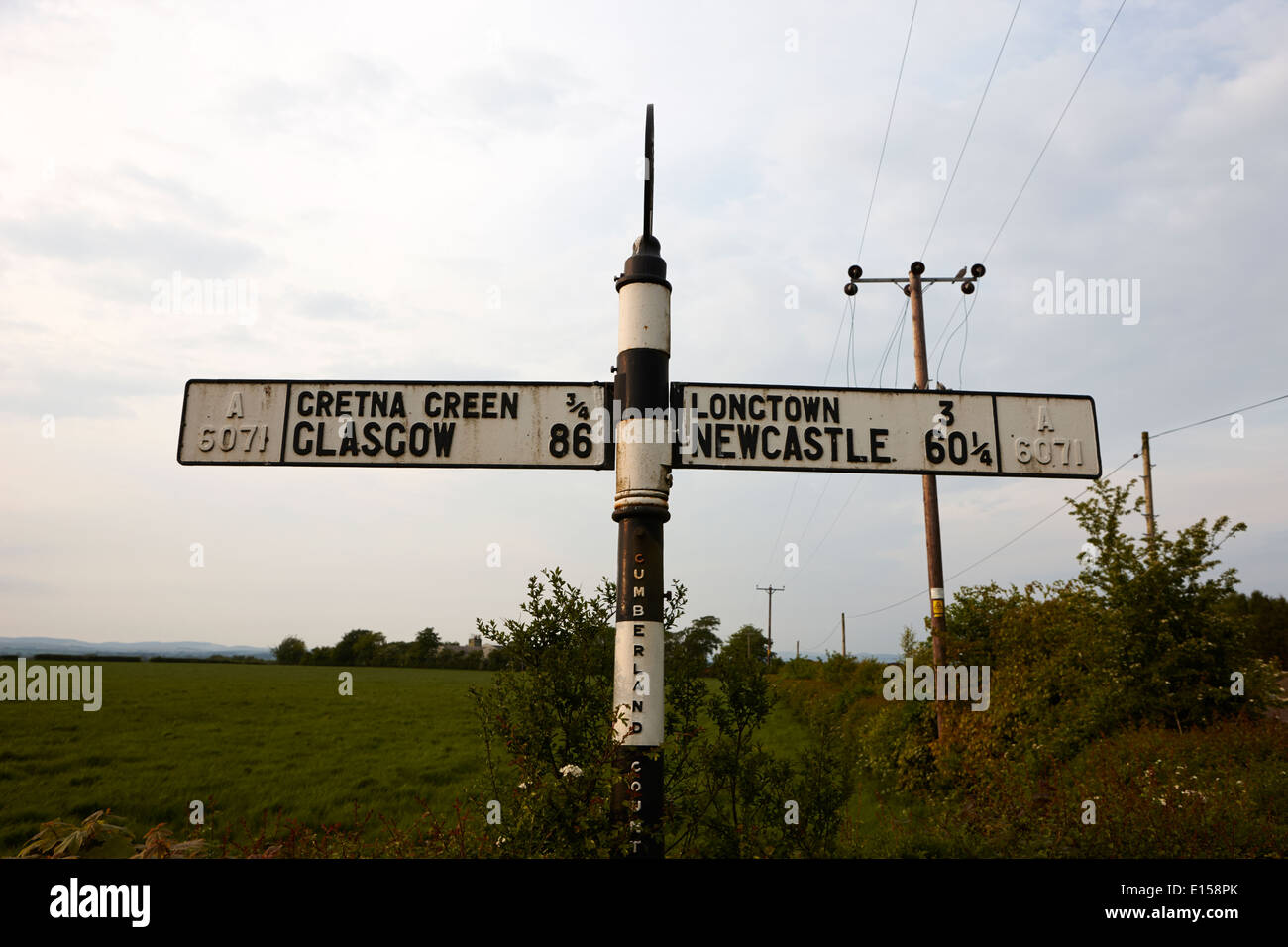 Vecchio metallo millhill un6071 route marker in ex cumberland county sulla Scozia Inghilterra confine ora in Cumbria Foto Stock