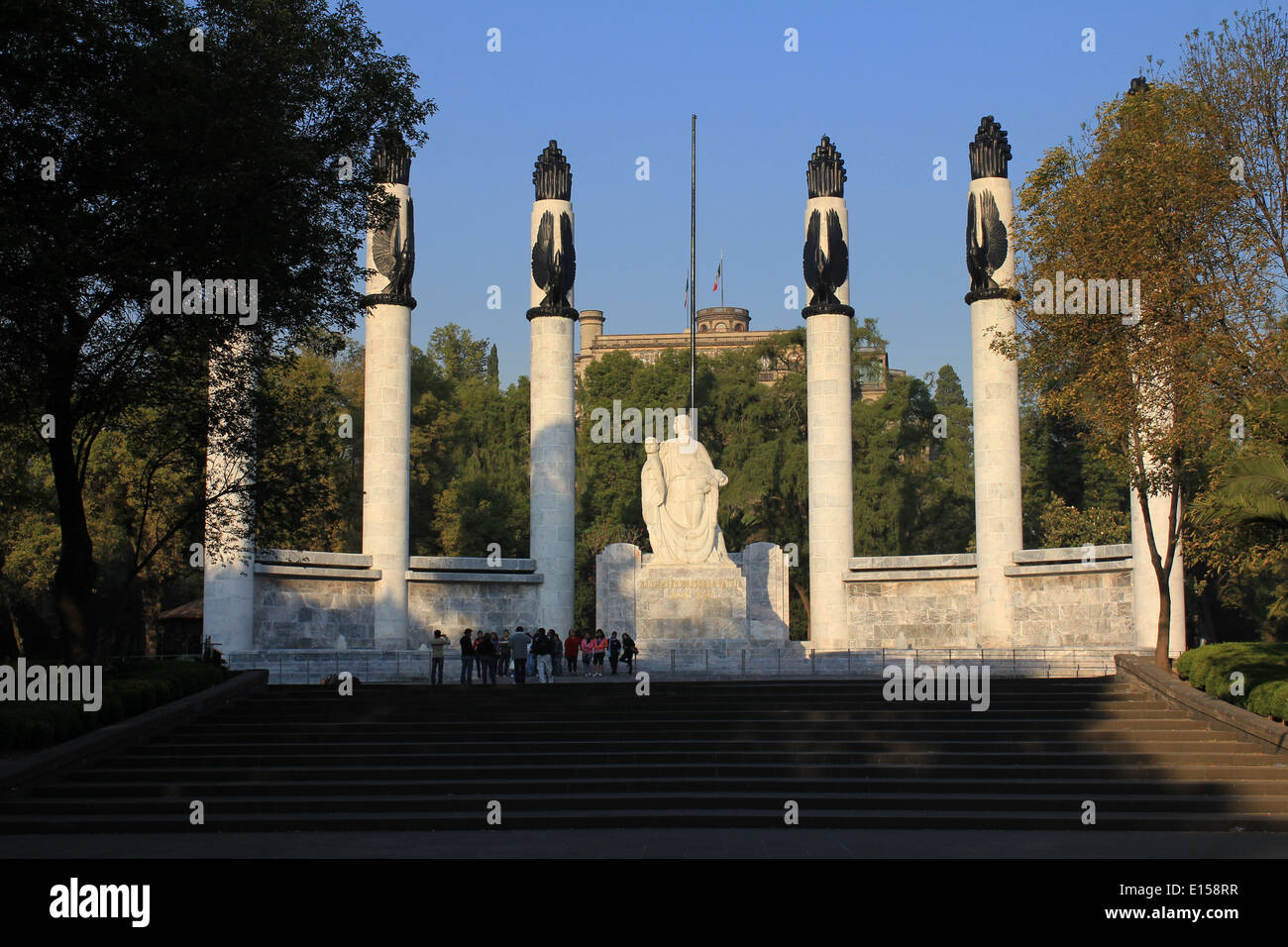 Monumento a los niños Heroes e il Castello di Chapultepec a Città del Messico Foto Stock