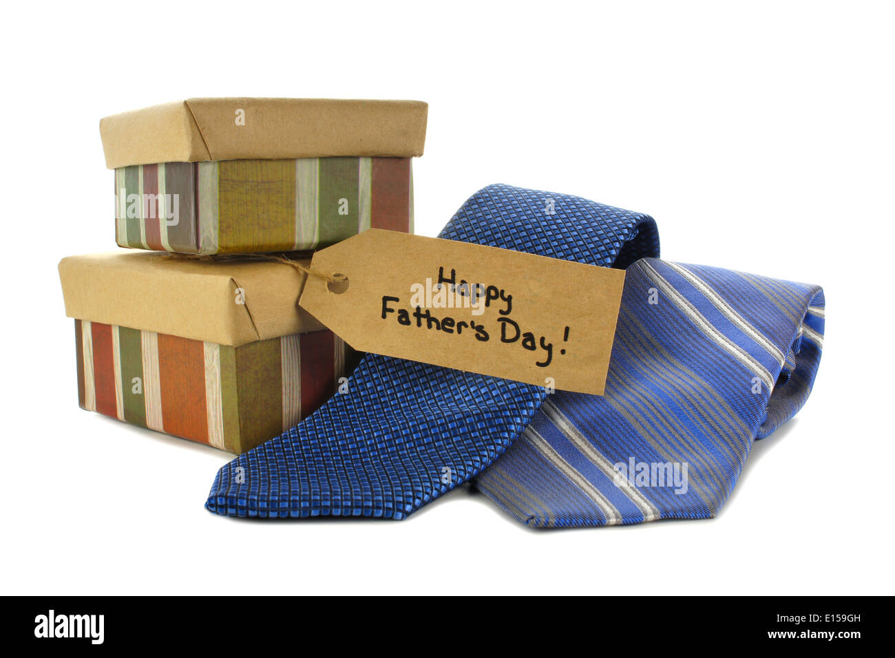 I Padri felice giorno tag con confezioni regalo e i vincoli su bianco Foto Stock