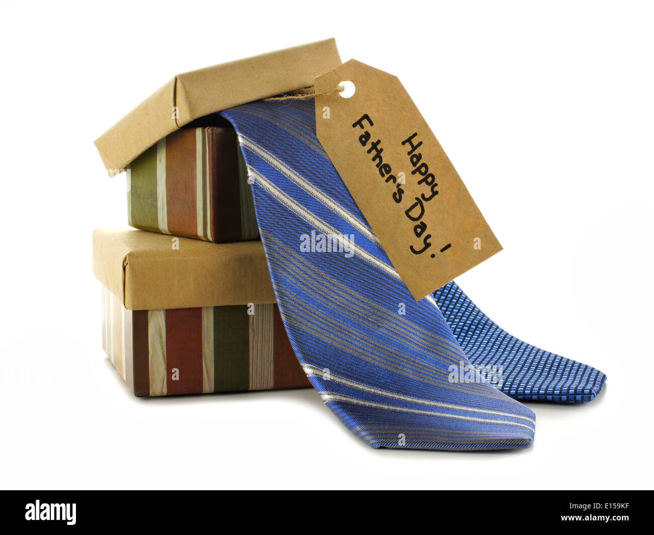 I Padri felice giorno tag con confezioni regalo e i vincoli su bianco Foto Stock