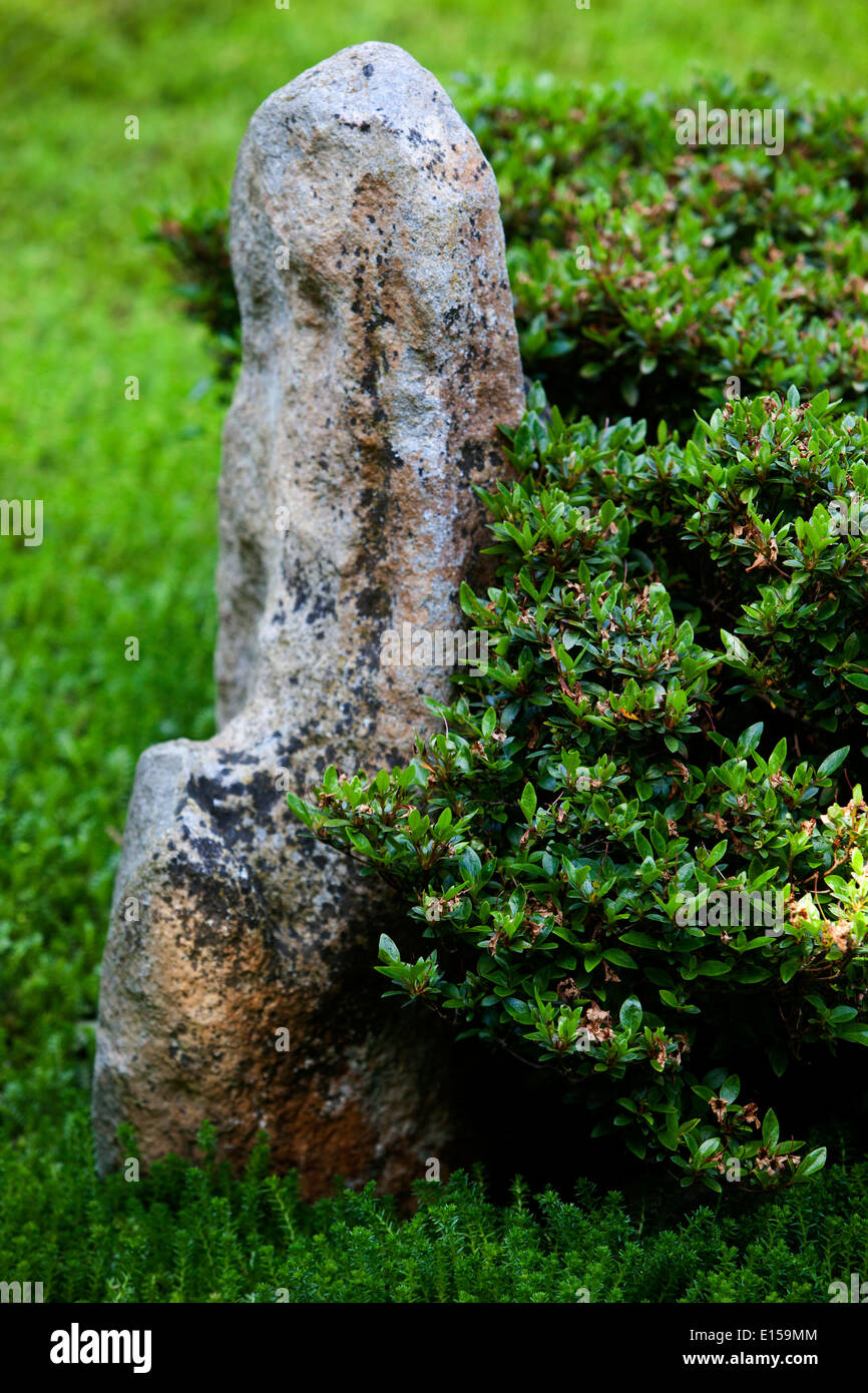 La pietra in giardino giapponese Foto Stock