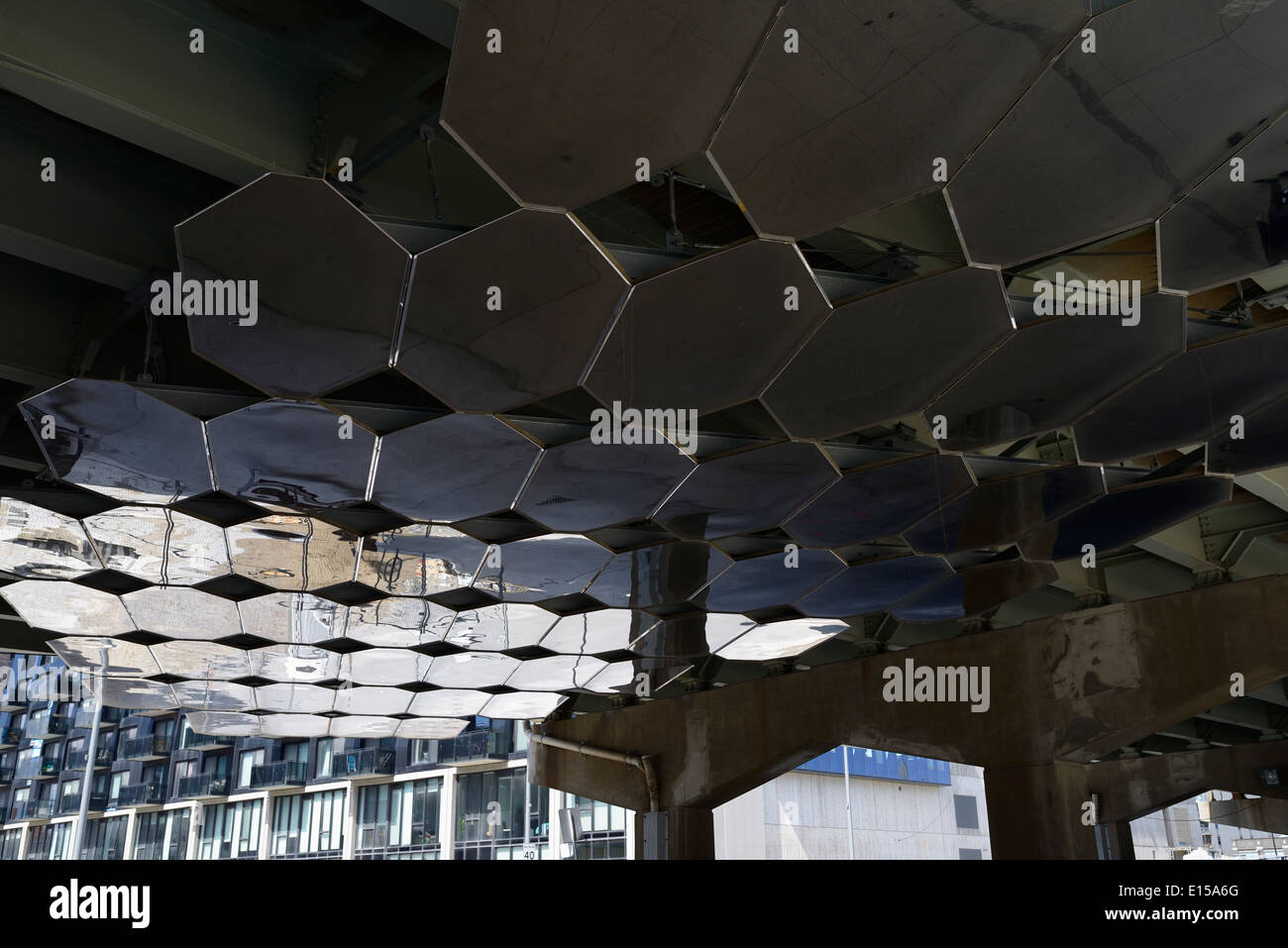 Bonificare la terra sotto il cavalcavia di strada chiamato sottopassaggio Park Toronto con riflettente installazione di arte Foto Stock