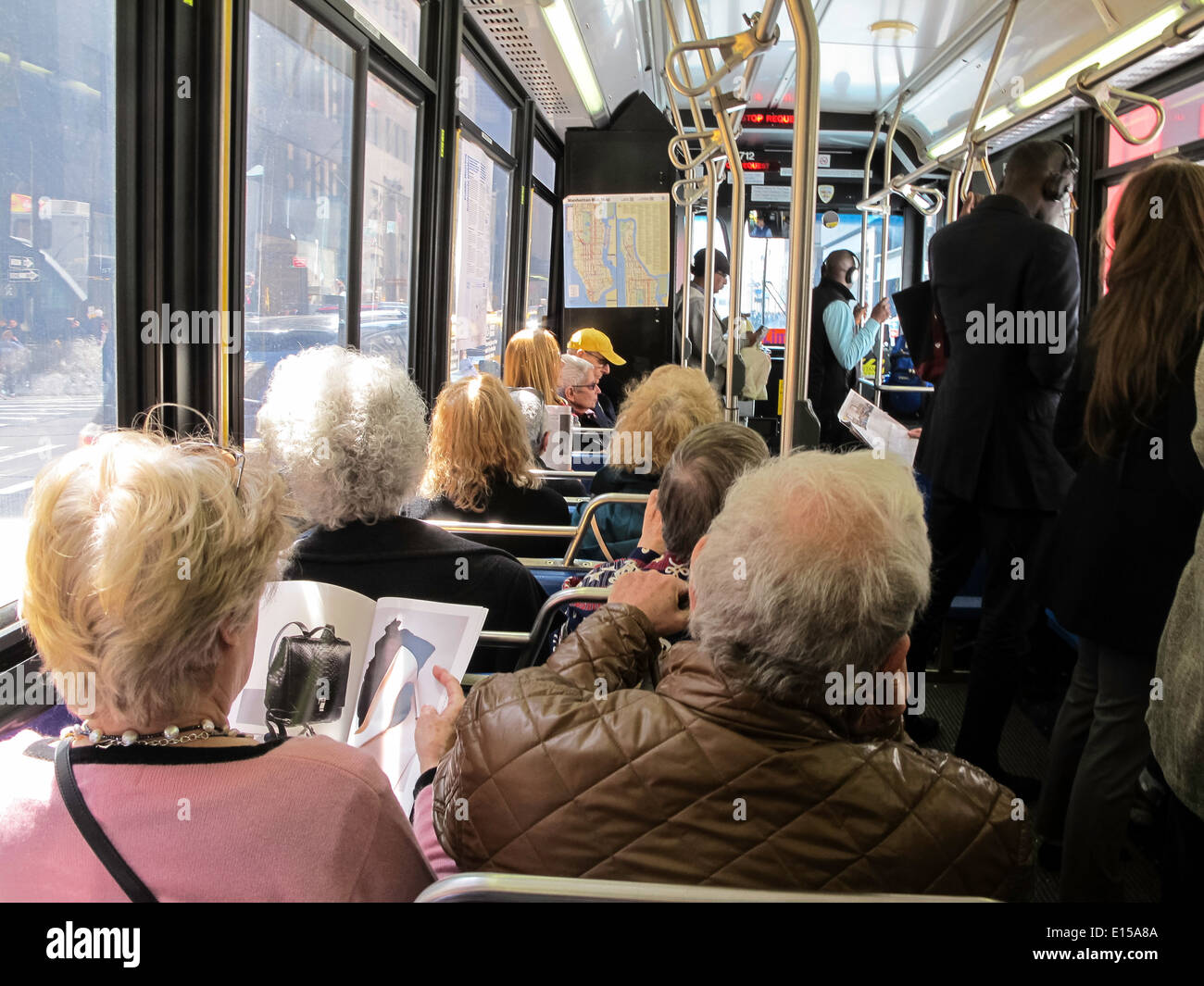 Passeggeri a bordo MTA Bus Pubblico, NYC Foto Stock