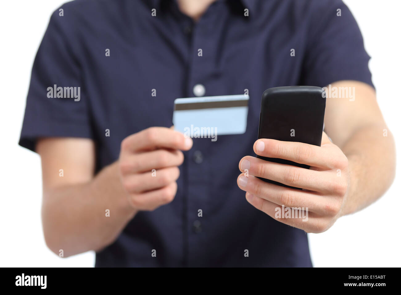 Man mano shopping su smart phone con una carta di credito isolato su uno sfondo bianco Foto Stock
