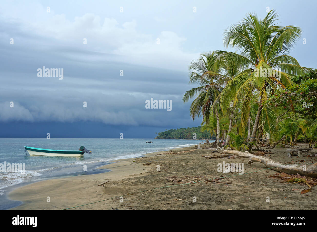 Spiaggia caraibica con minaccia di Cielo e nubi provenienti dal mare, Costa Rica Foto Stock