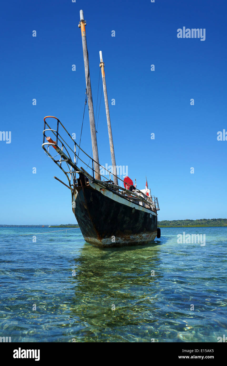 Barca a vela arenati su una scogliera poco profonda Foto Stock