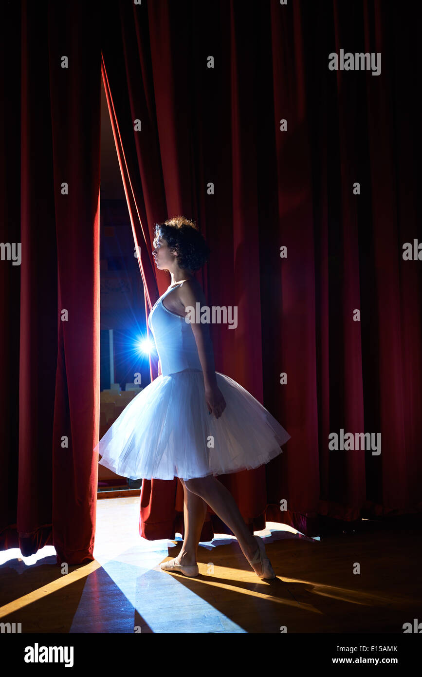 Arte e spettacolo di teatro con la femmina ballerina classica in tutu,  dietro le quinte e guardando a platea Foto stock - Alamy
