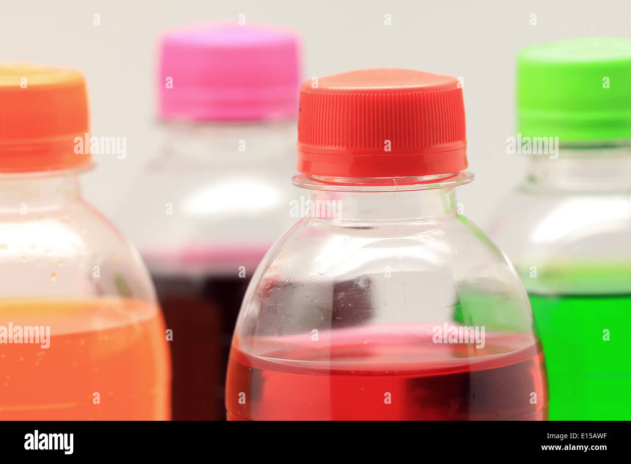 Primo piano della coloratissima soft drink bottiglie Foto Stock