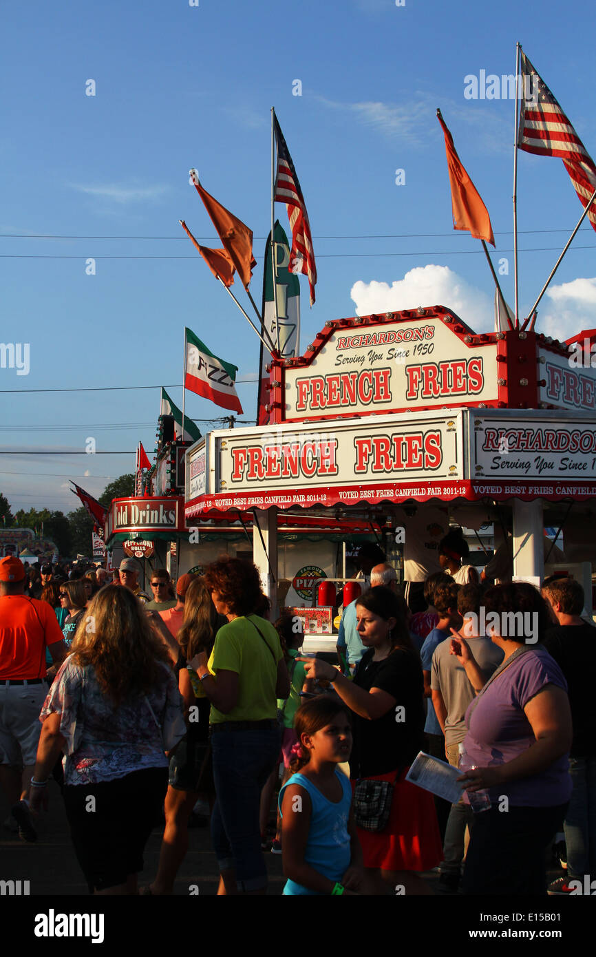 A metà strada il cibo - Le patatine fritte. Concessione di stand e segno. Canfield fiera. Mahoning County Fair. Canfield, Youngstown, Ohio, Stati Uniti d'America. Foto Stock