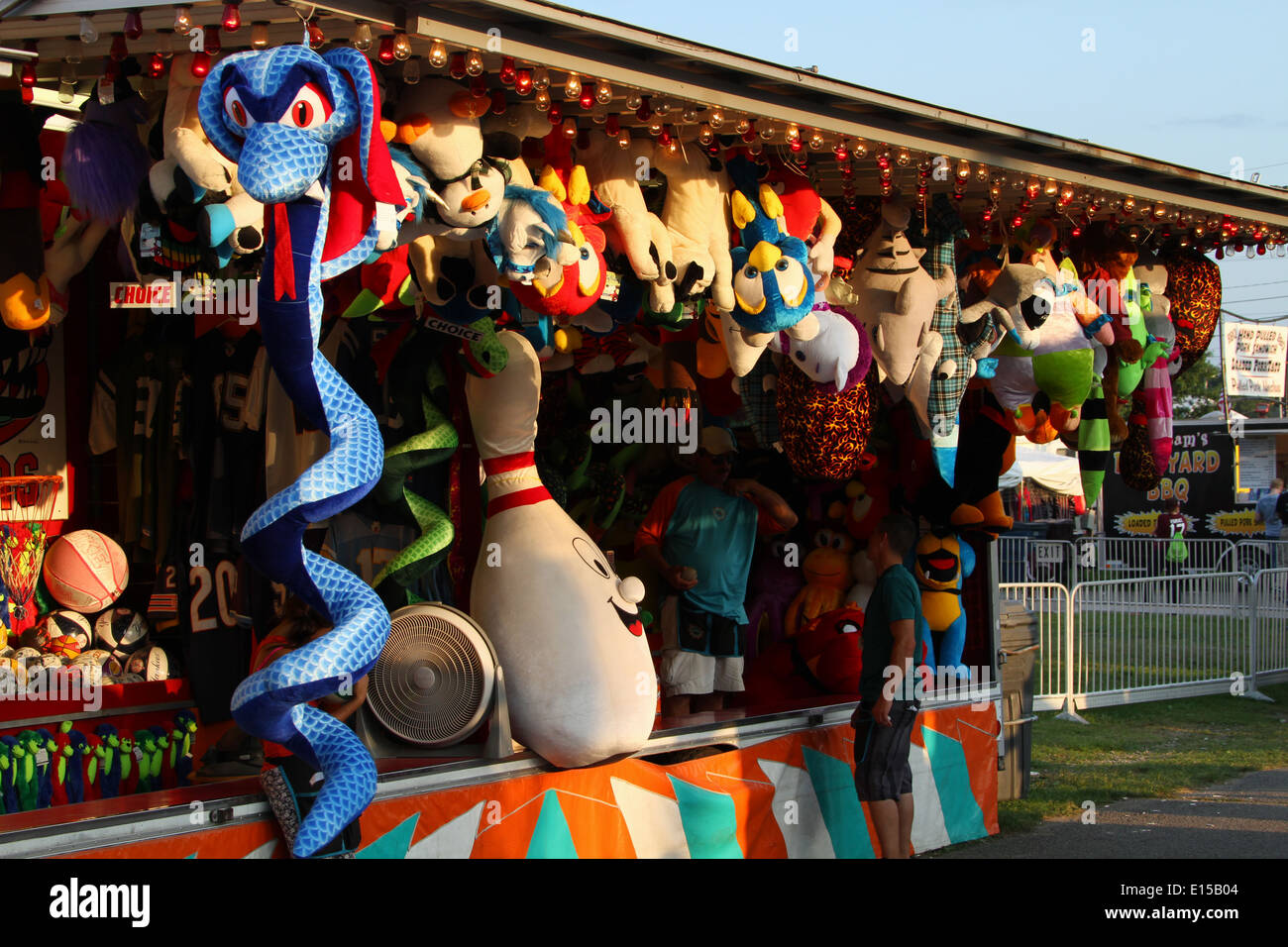 Il carnevale Snake. Il carnevale di Midway Games e animali impagliati. Foto Stock