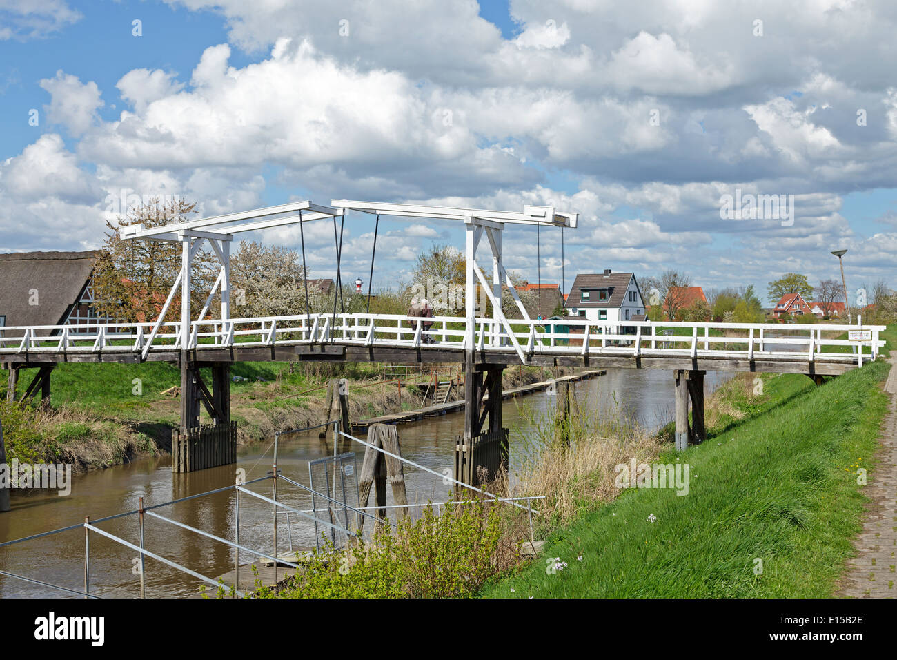 Ponte di equilibrio Hogendiekbrueck, Steinkirchen, Altes Land (vecchio paese), Bassa Sassonia, Germania Foto Stock