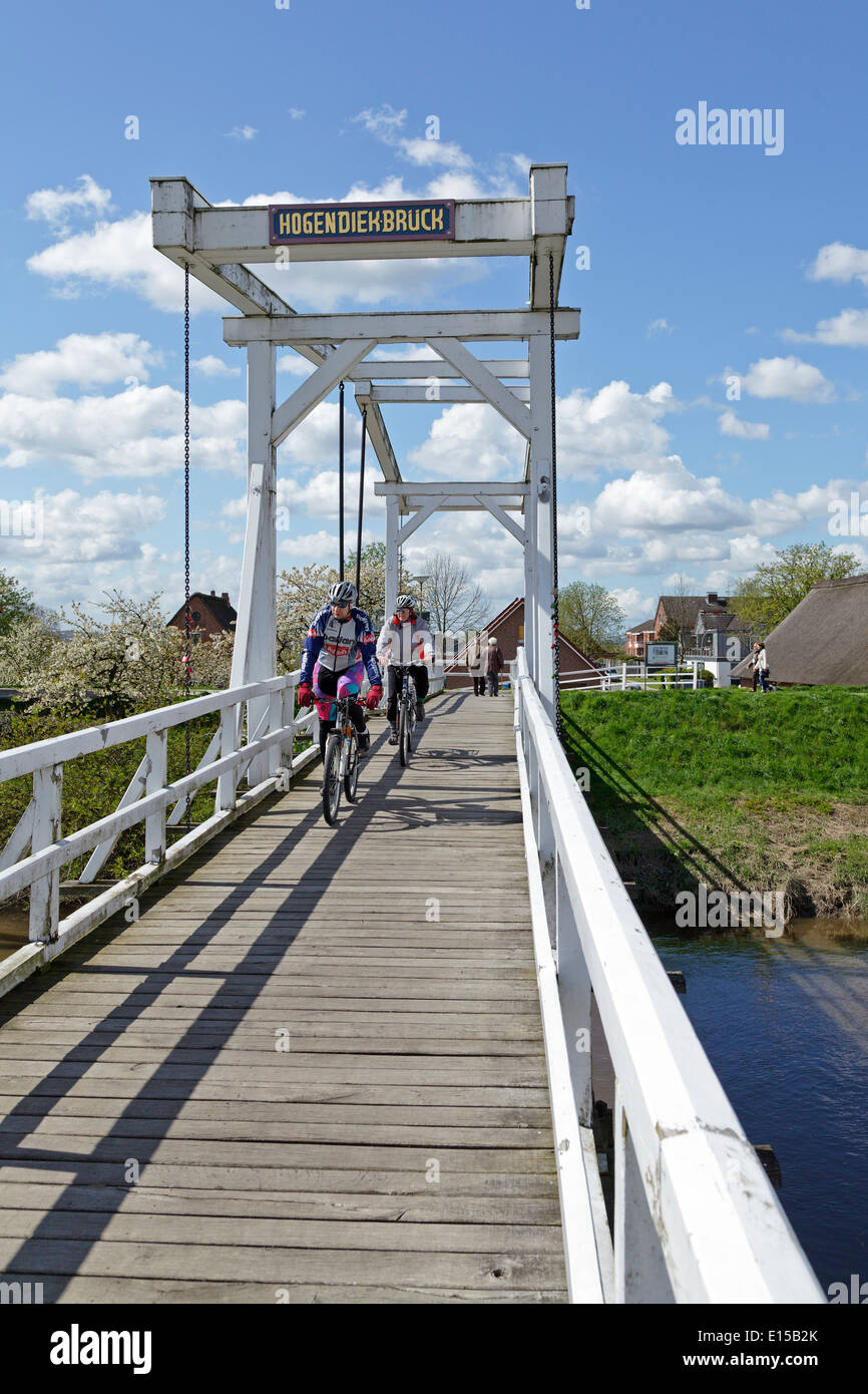 Ponte di equilibrio Hogendiekbrueck, Steinkirchen, Altes Land (vecchio paese), Bassa Sassonia, Germania Foto Stock