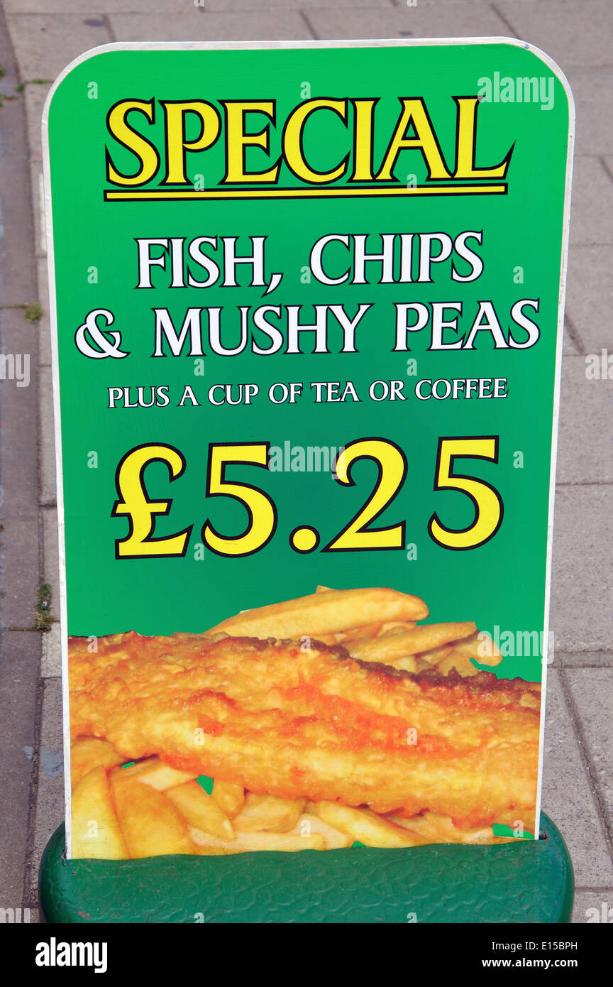 Pesce, patatine e fiacco piselli scheda speciale, Skegness, Lincolnshire, England, Regno Unito Foto Stock