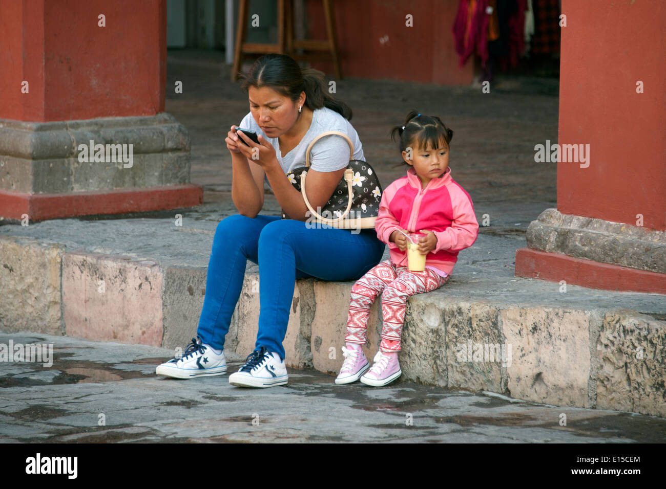 Madre e figlia seduti sul cordolo di San Miguel De Allende Messico Foto Stock