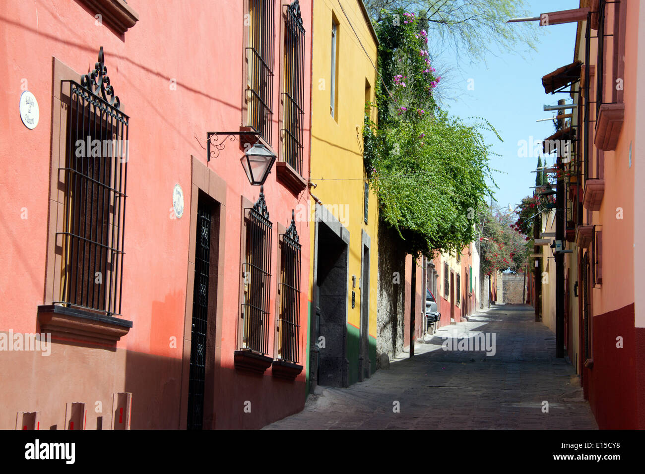 Strada tranquilla con case coloniali di San Miguel De Allende Messico Foto Stock