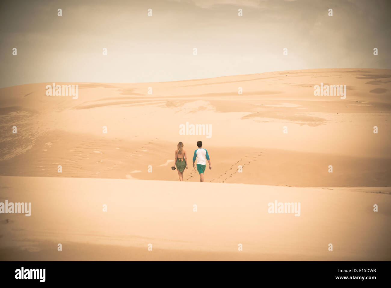 Australia, Nuovo Galles del Sud, Woromi conservazione terre, giovane a piedi nelle dune del deserto Foto Stock