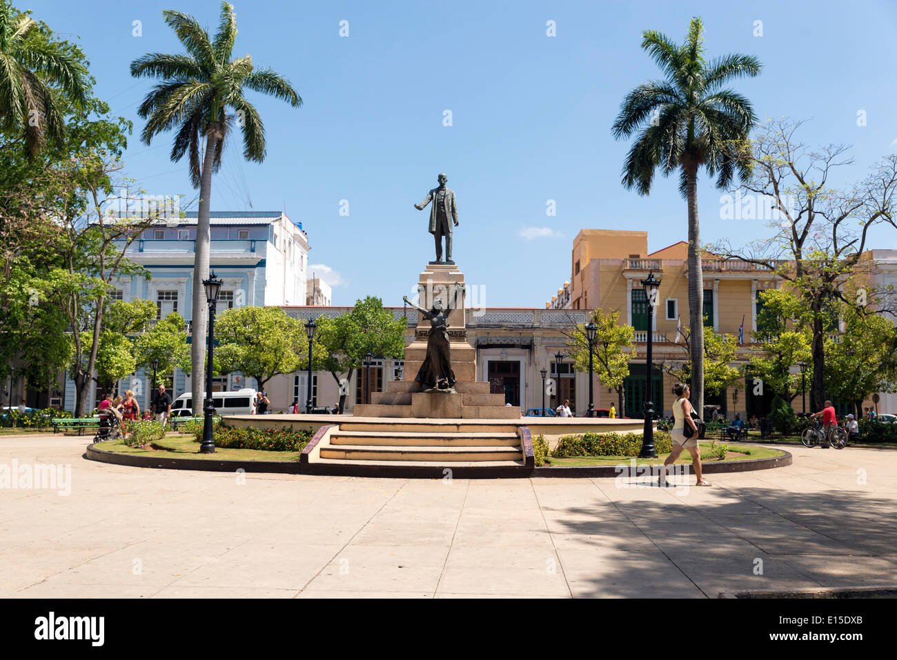 Matanzas, Cuba - piazza principale. Le palme e la statua raffigurante Jose Marti e libertà. Foto Stock