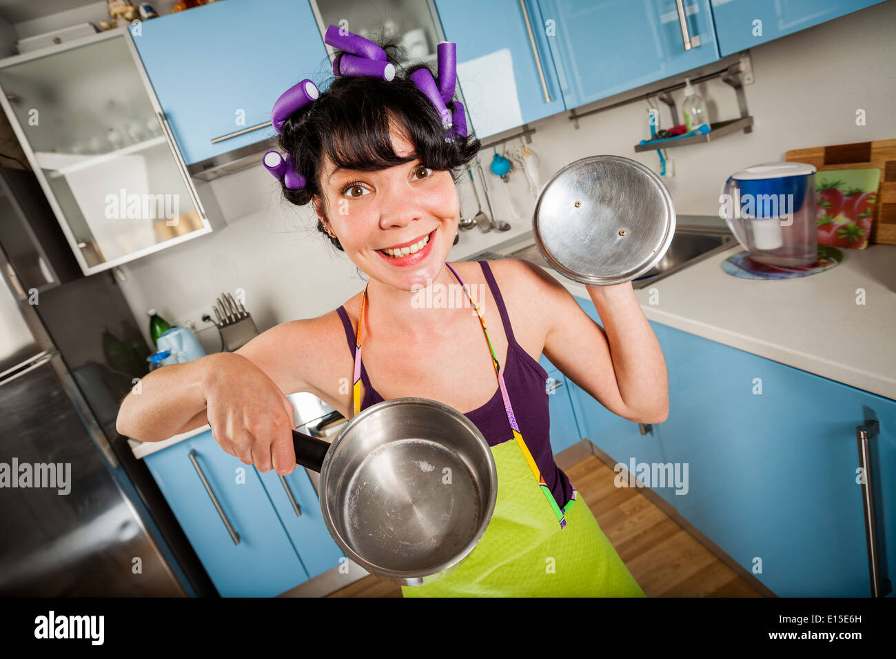 Crazy funny casalinga in un interno di cucina Foto Stock