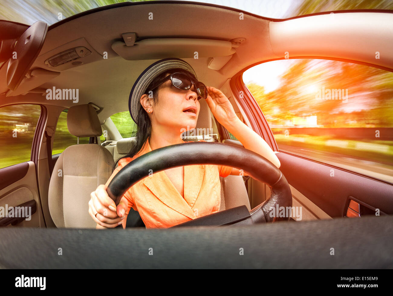 Le donne al volante di una vettura, non guarda sulla strada creando una situazione di emergenza. Foto Stock