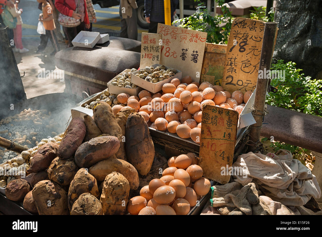 Cina, Hong Kong, stallo di un mercante di strada con le patate e le uova nel centro di Kowloon Foto Stock