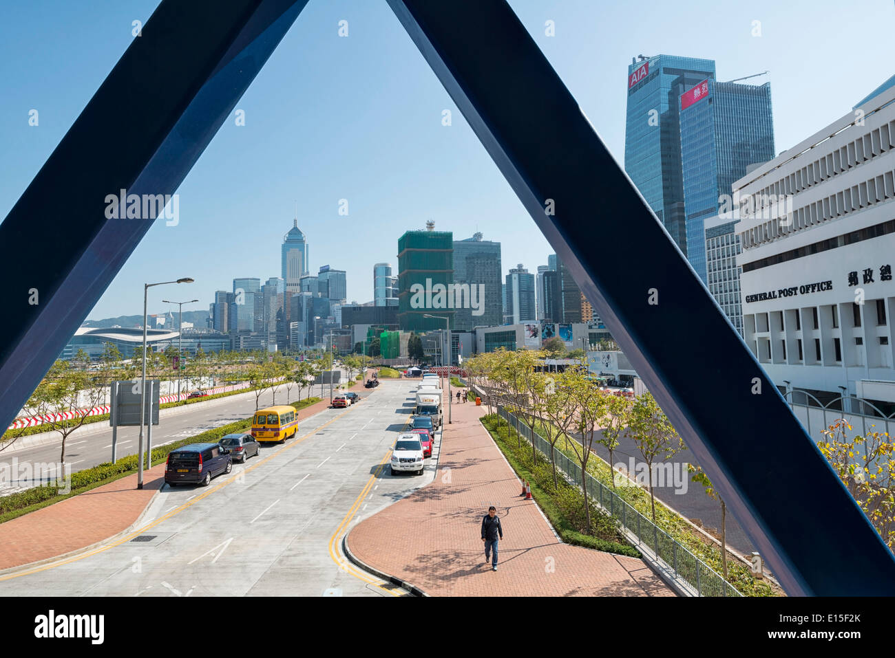 Cina, Hong Kong, vista dal ponte sulla strada e grattacieli in downtown, centrale Foto Stock