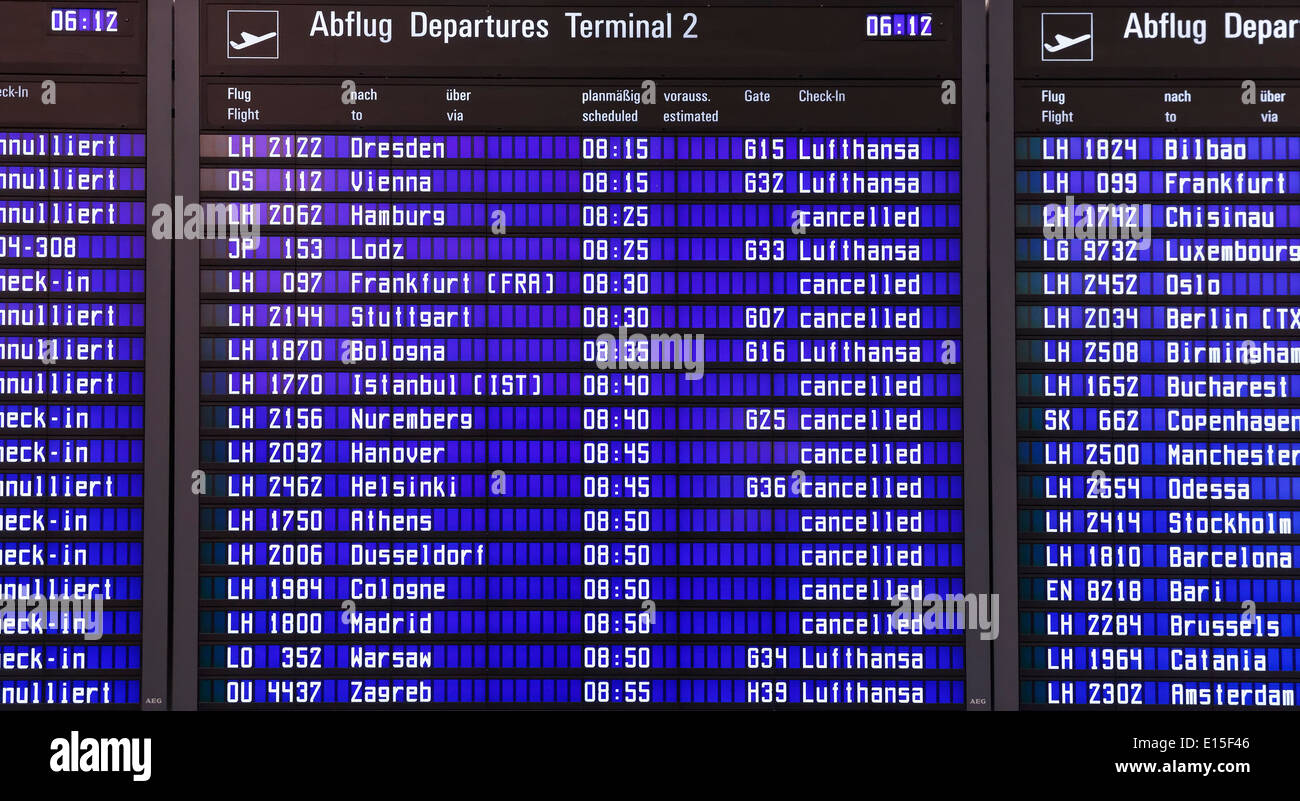 In Germania, in Baviera, Monaco di Baviera, information board presso la sala partenze dell'aeroporto Foto Stock