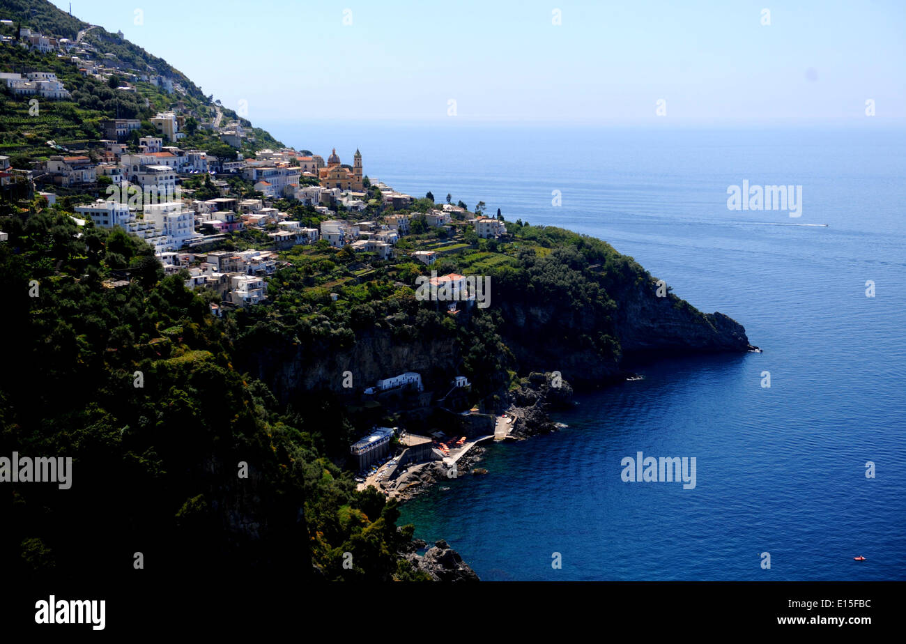 (140523) -- AMALFI, 23 maggio 2014 (Xinhua) -- Foto scattata il 21 Maggio 2014 mostra la linea costiera della Costiera Amalfitana, Italia. La costiera amalfitana è una zona di grande bellezza fisica e la diversità naturale. È stata intensamente abitata da comunità umane fin dal primo Medioevo. Ci sono un certo numero di città come Amalfi e Ravello con opere artistiche e architettoniche di grande significato. Il Comitato UNESCO inscritta la Costiera Amalfitana come sito del patrimonio mondiale nel 1997.(Xinhua/Xu Nizhi) (Yc) Foto Stock