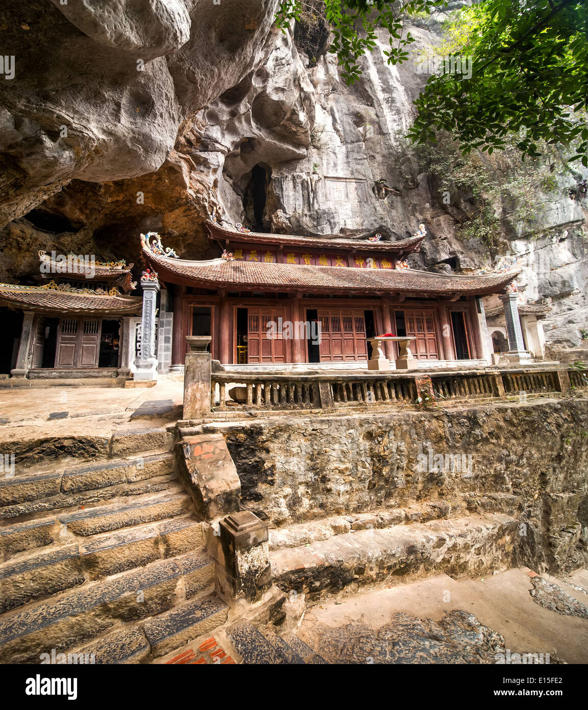 Re Dinh Tien Hoang temple BICH DONG - FEB 21:Ha da pagoda Bich Dong complesso pagoda di aprire le sue porte ai turisti uno più antico Foto Stock