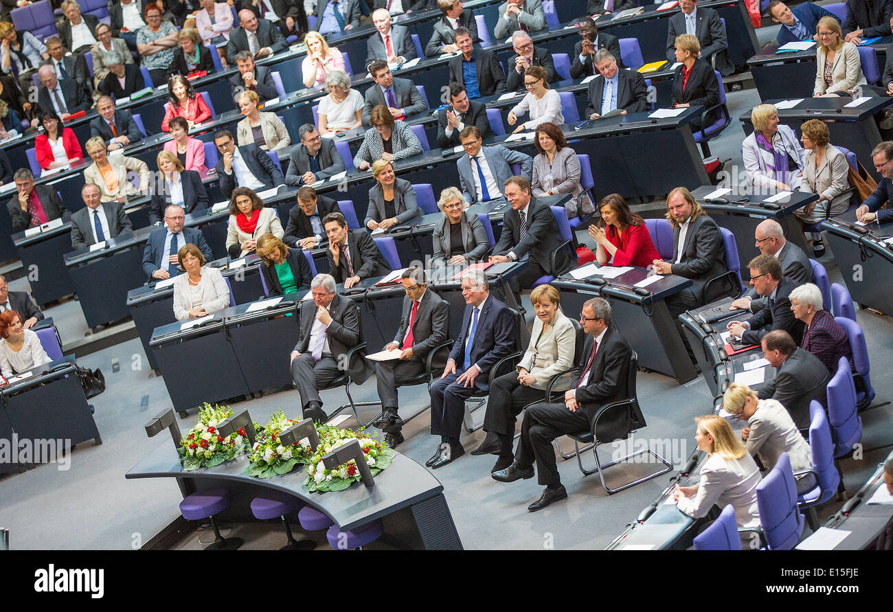 Bundesrat Presidente e Premier di Hesse Volker Bouffier (L-R), autore Navid Kermani, Presidente tedesco Joachim Gauck, il Cancelliere tedesco Angela Merkel e il presidente della Corte costituzionale tedesca Andreas Vosskuhle atten della cerimonia per il sessantacinquesimo anniversario della Costituzione tedesca nel Bundestag a Berlino, Germania, 23 maggio 2014. Foto: Annibale/dpa Foto Stock