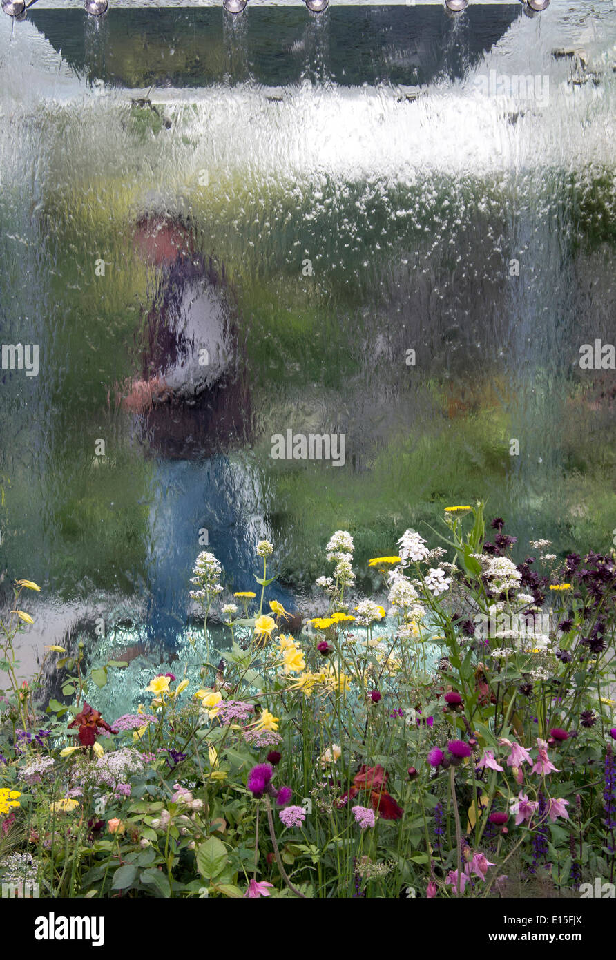 A Chelsea, Londra, Regno Unito. Il 22 maggio 2014. Chelsea Flower Show show giardino con funzione di acqua. Credito: Martyn Goddard/Alamy Live News Foto Stock