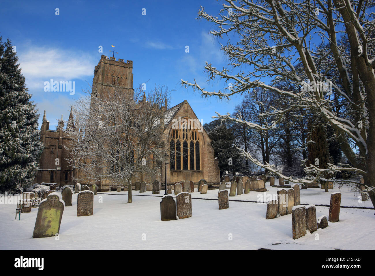 Il cantiere della chiesa a Northleach in Cotswolds ricoperta di neve Foto Stock