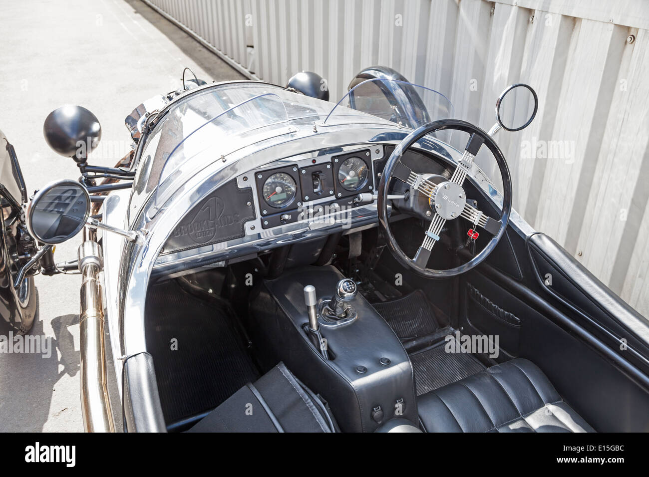 Un'auto Morgan a 3 ruote cromata presso la fabbrica Morgan Motors Car, Malvern, Worcestershire, Inghilterra, Regno Unito Foto Stock Un'auto Morgan a 3 ruote cromata presso la fabbrica Morgan Motors Car, Malvern, Worcestershire, Inghilterra, Regno Unito Foto Stock
