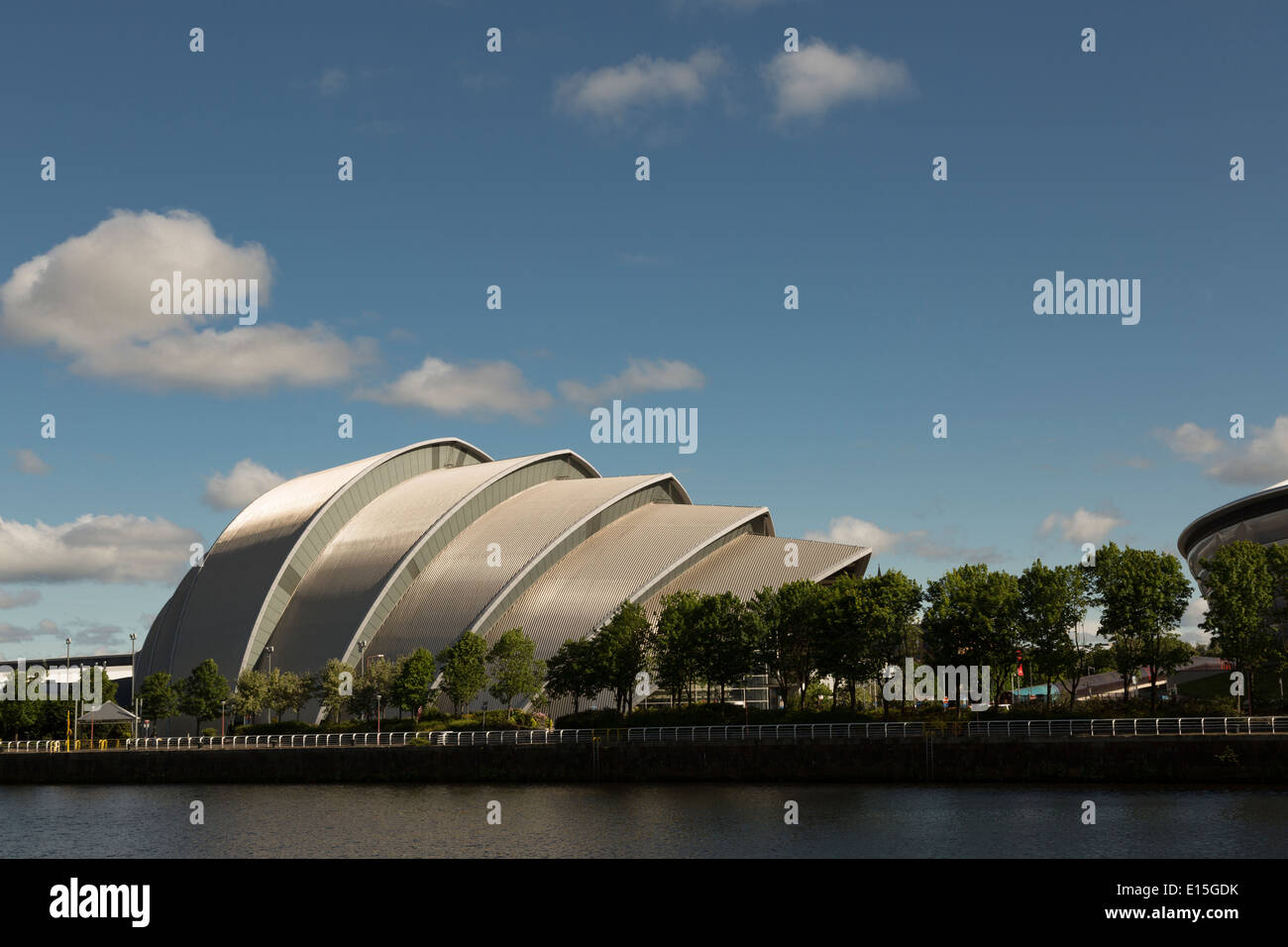 Una vista del Clyde Auditorium attraverso il fiume Clyde a Glasgow, Scotland, Regno Unito Foto Stock