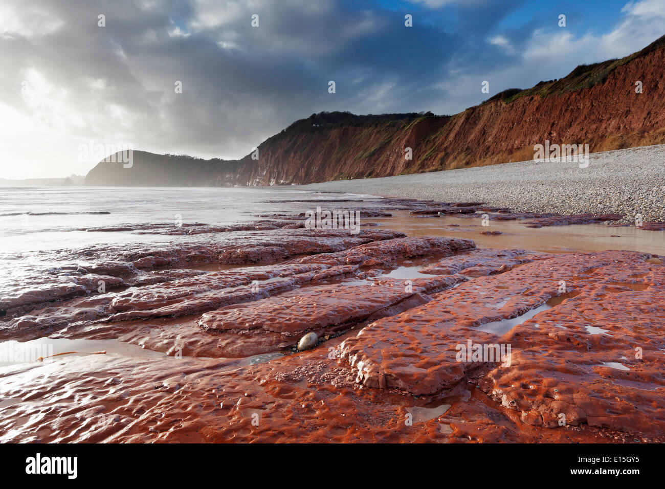 Rosso scogliere di arenaria a Sidmouth. Jurassic Coast Sito Patrimonio Mondiale. Devon. In Inghilterra. Regno Unito. Foto Stock