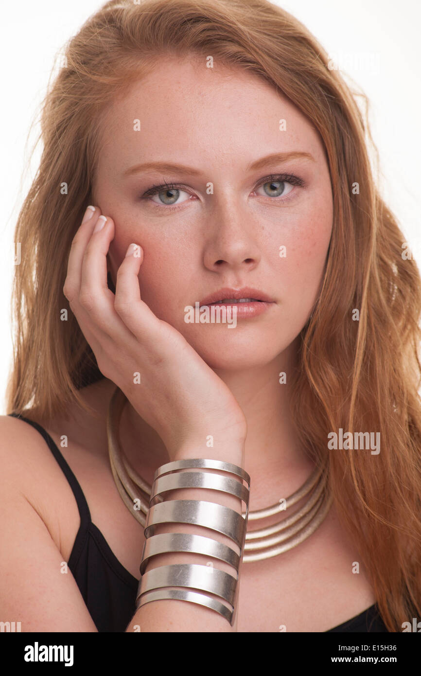 Bellezza ragazza con la mano sulla faccia Foto Stock