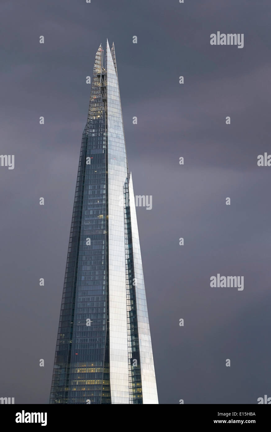 La Shard, Londra, Regno Unito. Architetto: Renzo Piano Building Workshop, 2012. Chiudere con vetro riflettente lastre contro Foto Stock