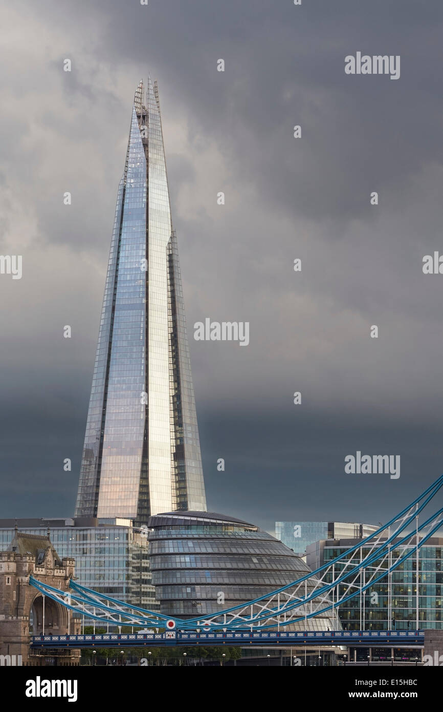 La Shard, Londra, Regno Unito. Architetto: Renzo Piano Building Workshop, 2012. La giustapposizione di Shard, Municipio e Torre B Foto Stock