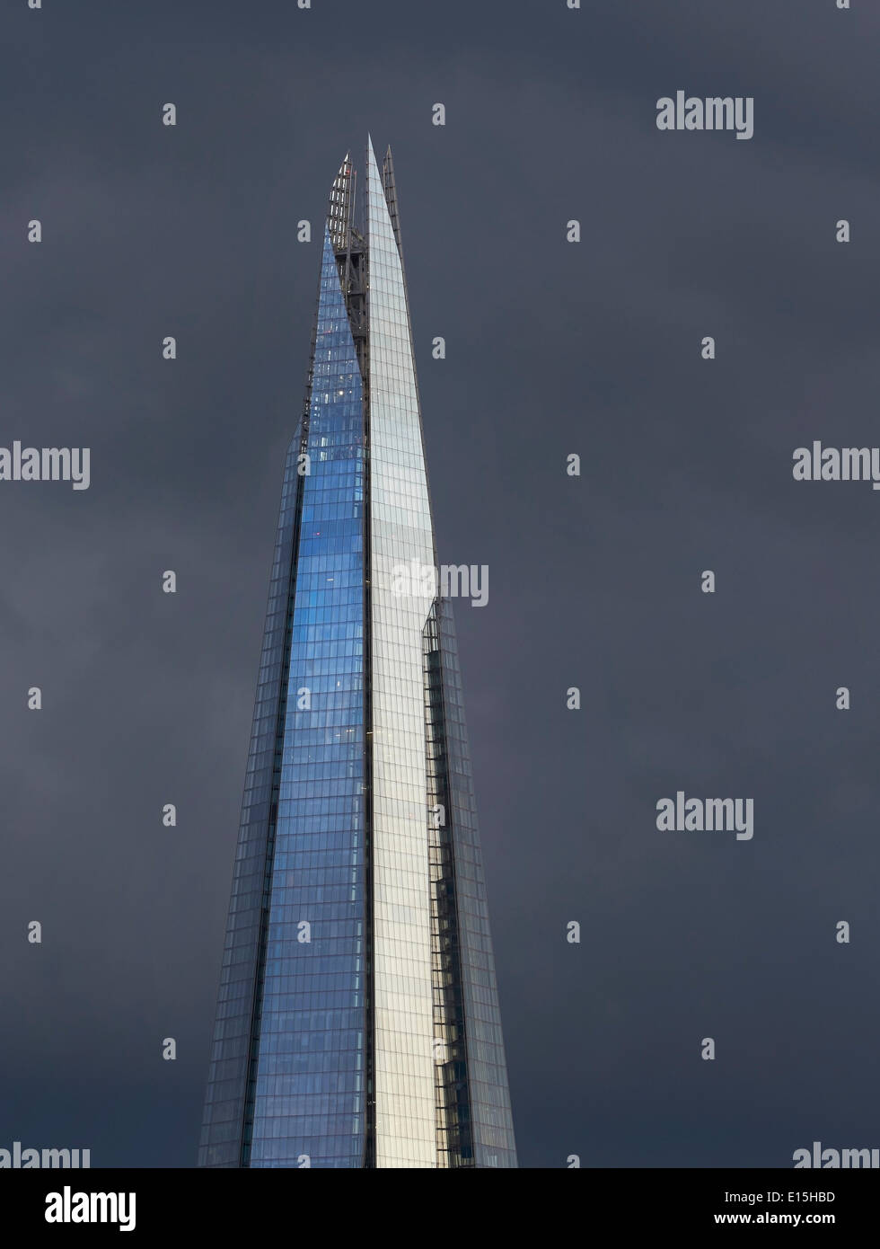 La Shard, Londra, Regno Unito. Architetto: Renzo Piano Building Workshop, 2012. Chiudere con vetro riflettente lastre contro Foto Stock