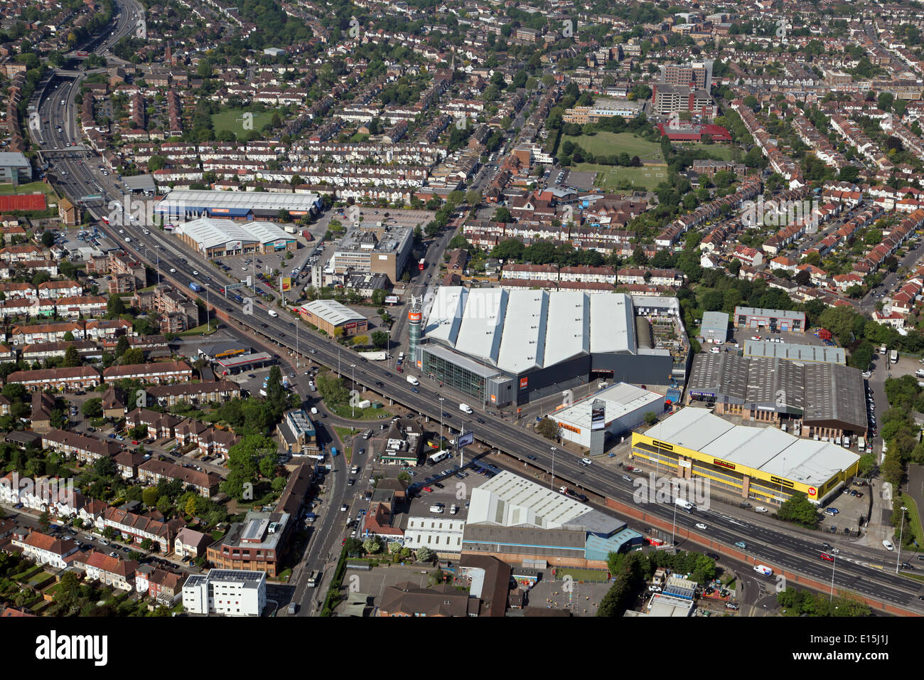 Vista aerea della A3 tronco principale strada come spazia attraverso New Malden nella zona sud-ovest di Londra Foto Stock