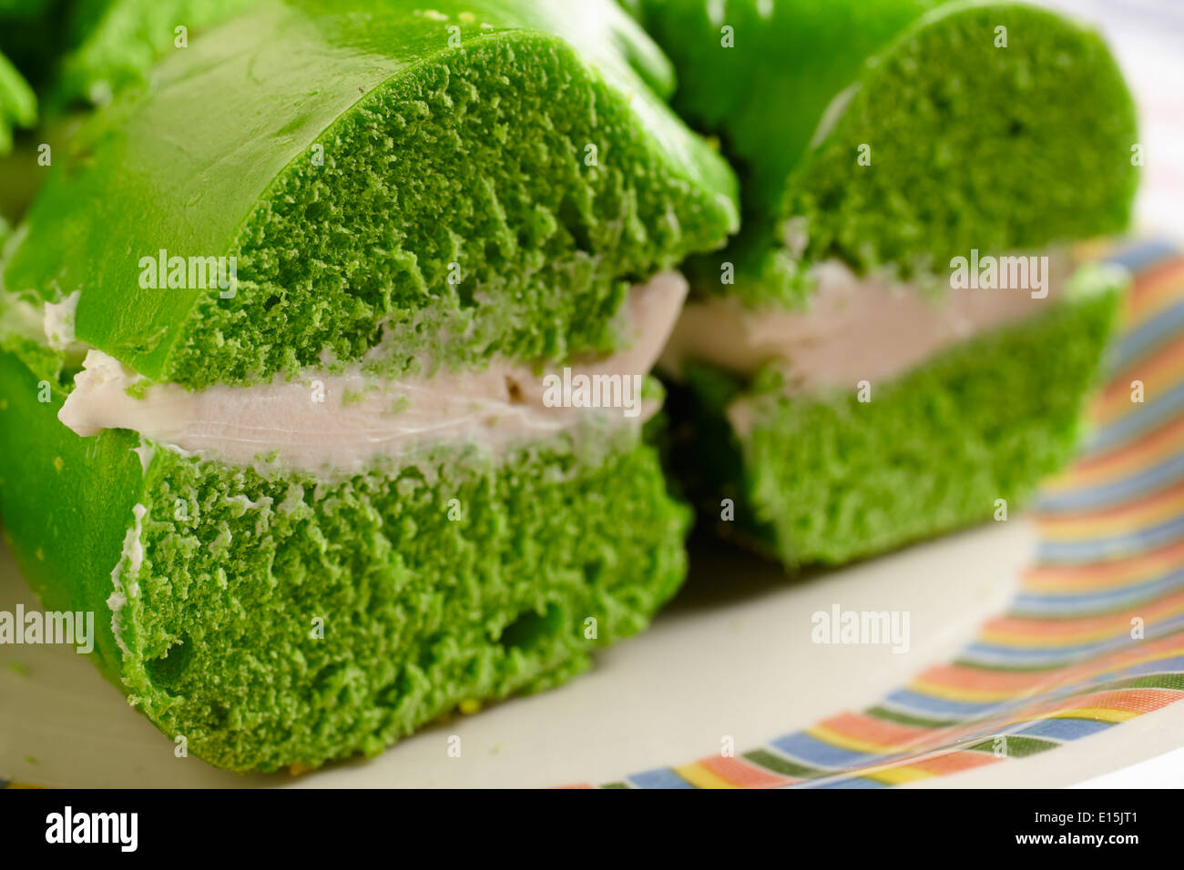 Green bagel con crema di formaggio, a New York City il giorno di San Patrizio tradizione Foto Stock